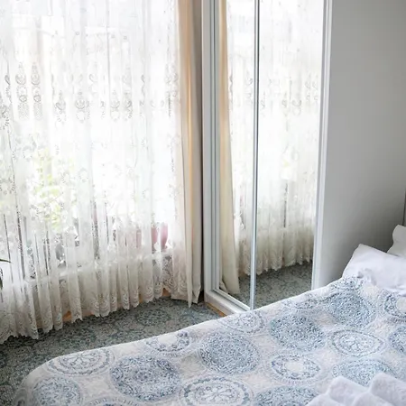 світла затишна в центрі біля оперного театру з балконом, який виходить у тихий львівський дворик *