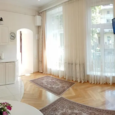 світла затишна в центрі біля оперного театру з балконом, який виходить у тихий львівський дворик Lviv