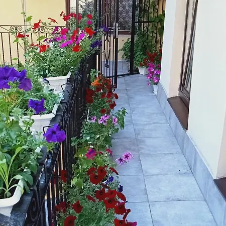 світла затишна в центрі біля оперного театру з балконом, який виходить у тихий львівський дворик