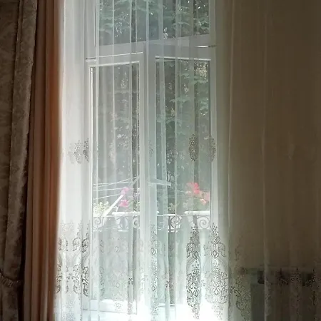 Apartamento світла затишна в центрі біля оперного театру з балконом, який виходить у тихий львівський дворик