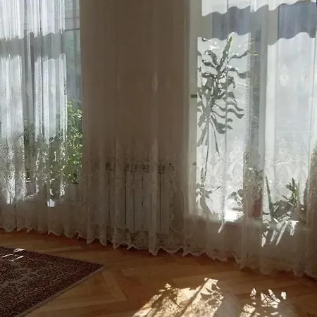 Daire світла затишна в центрі біля оперного театру з балконом, який виходить у тихий львівський дворик *
