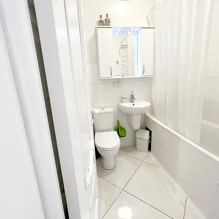 світла затишна в центрі біля оперного театру з балконом, який виходить у тихий львівський дворик アパート