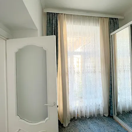 світла затишна в центрі біля оперного театру з балконом, який виходить у тихий львівський дворик דירה *