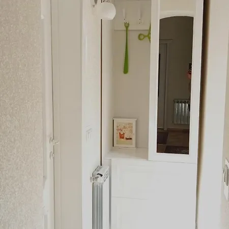 アパート світла затишна в центрі біля оперного театру з балконом, який виходить у тихий львівський дворик *