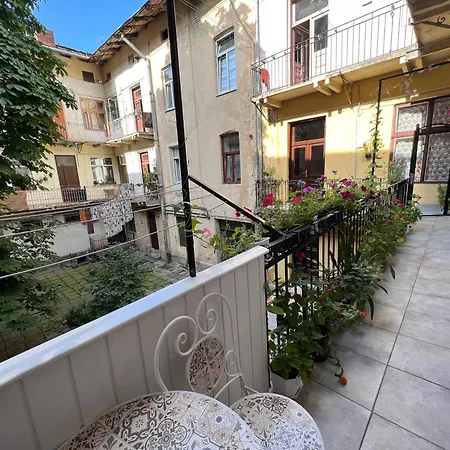 світла затишна в центрі біля оперного театру з балконом, який виходить у тихий львівський дворик