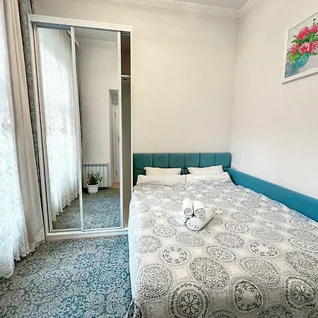 світла затишна в центрі біля оперного театру з балконом, який виходить у тихий львівський дворик לבוב