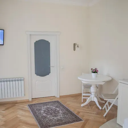 комфортна затишна в центрі біля оперного театру з балконом, світла в центрі львова, подобова оренда центр Апартаменти *
