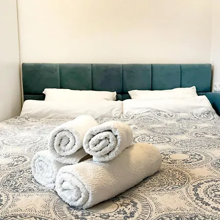 світла затишна в центрі біля оперного театру з балконом, який виходить у тихий львівський дворик *