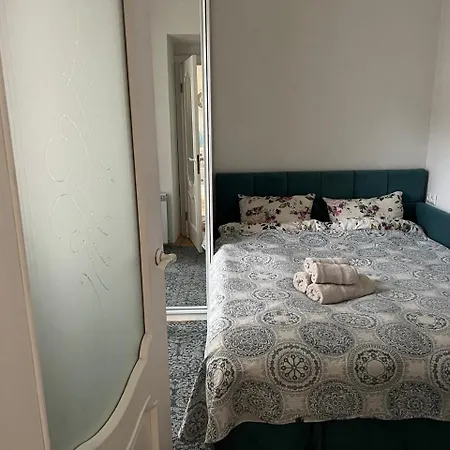 Apartmán світла затишна в центрі біля оперного театру з балконом, який виходить у тихий львівський дворик