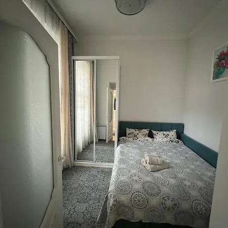 Apartmán світла затишна в центрі біля оперного театру з балконом, який виходить у тихий львівський дворик Lvov