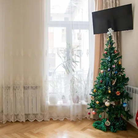 світла затишна в центрі біля оперного театру з балконом, який виходить у тихий львівський дворик * Lvov