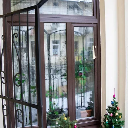 Apartmán світла затишна в центрі біля оперного театру з балконом, який виходить у тихий львівський дворик