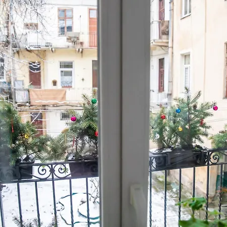 світла затишна в центрі біля оперного театру з балконом, який виходить у тихий львівський дворик アパート リヴィウ