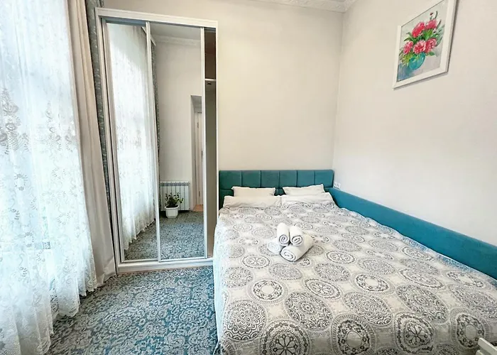 світла затишна в центрі біля оперного театру з балконом, який виходить у тихий львівський дворик Lwów