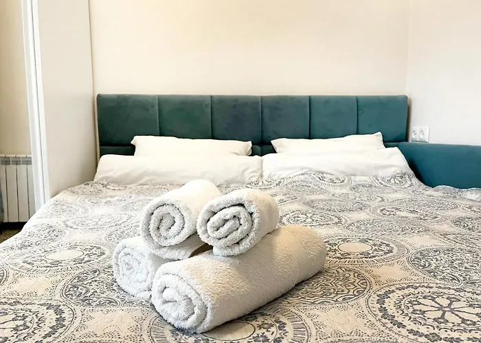 світла затишна в центрі біля оперного театру з балконом, який виходить у тихий львівський дворик *