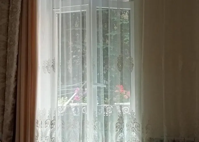 Apartament світла затишна в центрі біля оперного театру з балконом, який виходить у тихий львівський дворик