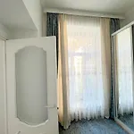 світла затишна в центрі біля оперного театру з балконом, який виходить у тихий львівський дворик Lejlighed *