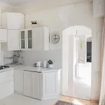 Lejlighed світла затишна в центрі біля оперного театру з балконом, який виходить у тихий львівський дворик