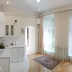 світла затишна в центрі біля оперного театру з балконом, який виходить у тихий львівський дворик Lejlighed *