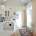 Lejlighed світла затишна в центрі біля оперного театру з балконом, який виходить у тихий львівський дворик Lviv