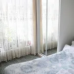 світла затишна в центрі біля оперного театру з балконом, який виходить у тихий львівський дворик *