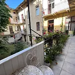 світла затишна в центрі біля оперного театру з балконом, який виходить у тихий львівський дворик