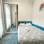 світла затишна в центрі біля оперного театру з балконом, який виходить у тихий львівський дворик Lviv