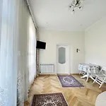 світла затишна в центрі біля оперного театру з балконом, який виходить у тихий львівський дворик * Lviv