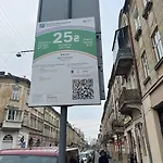 світла затишна в центрі біля оперного театру з балконом, який виходить у тихий львівський дворик Lejlighed