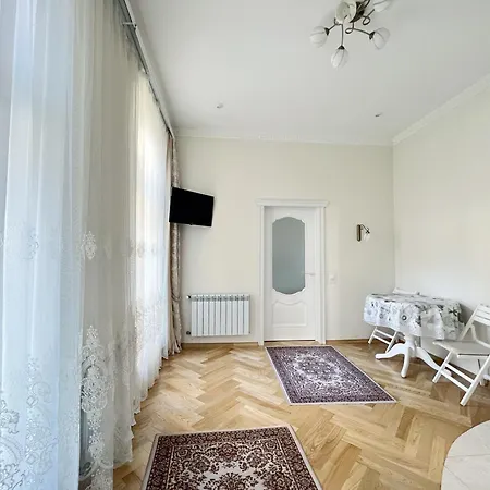 світла затишна в центрі біля оперного театру з балконом, який виходить у тихий львівський дворик * Λβιβ