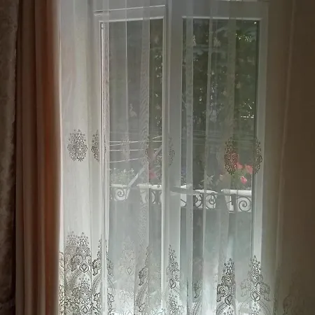 світла затишна в центрі біля оперного театру з балконом, який виходить у тихий львівський дворик *