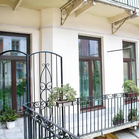 Apartment Svitla Zatyszna: Cozy With Balcony Near Opera Lviv