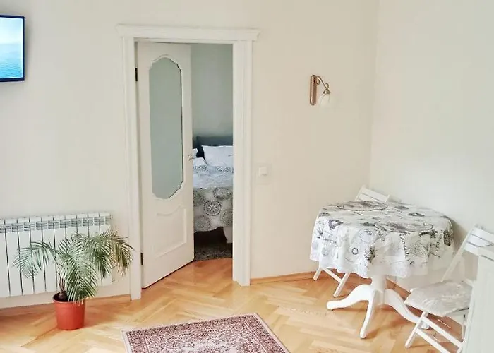 Svitla Zatyszna: Cozy With Balcony Near Opera Apartment Lviv