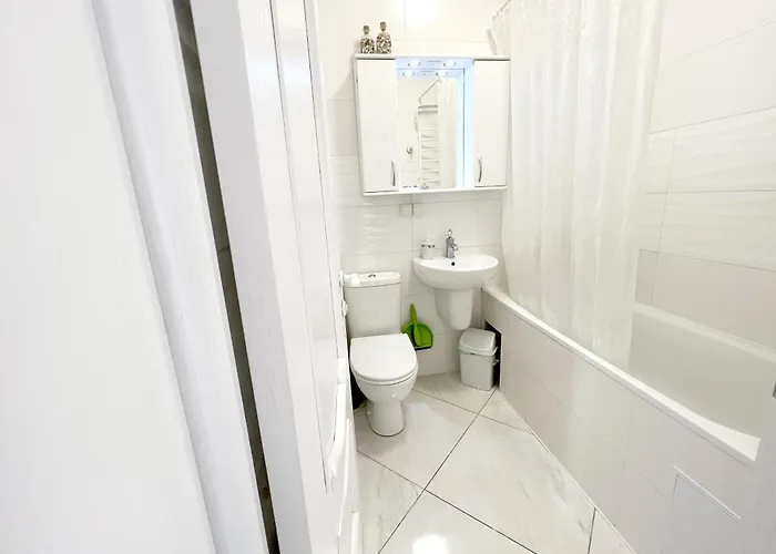 Svitla Zatyszna: Cozy With Balcony Near Opera Apartment