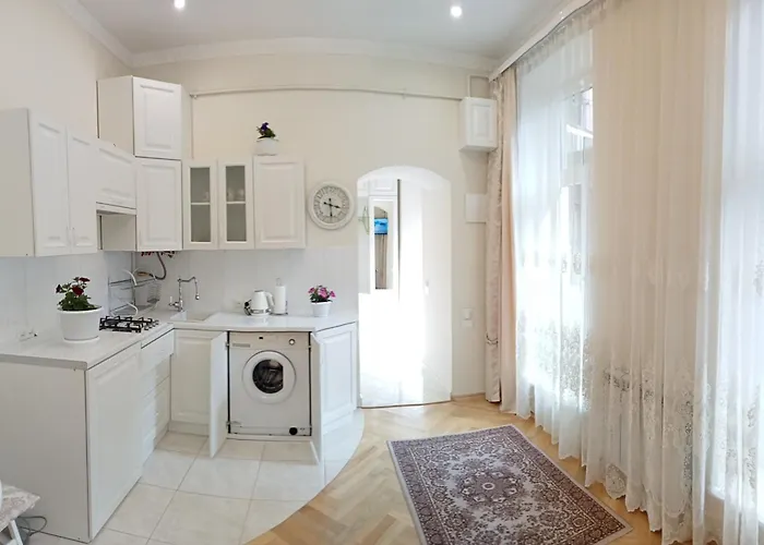 Apartment Svitla Zatyszna: Cozy With Balcony Near Opera Lviv