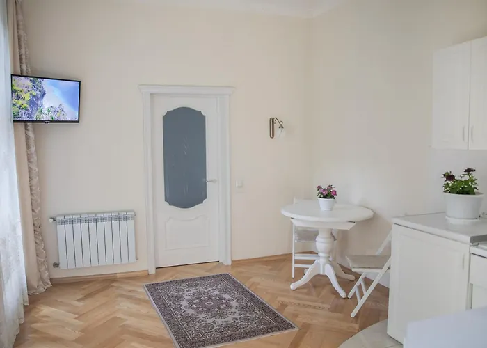 Svitla Zatyszna: Cozy With Balcony Near Opera Apartment *